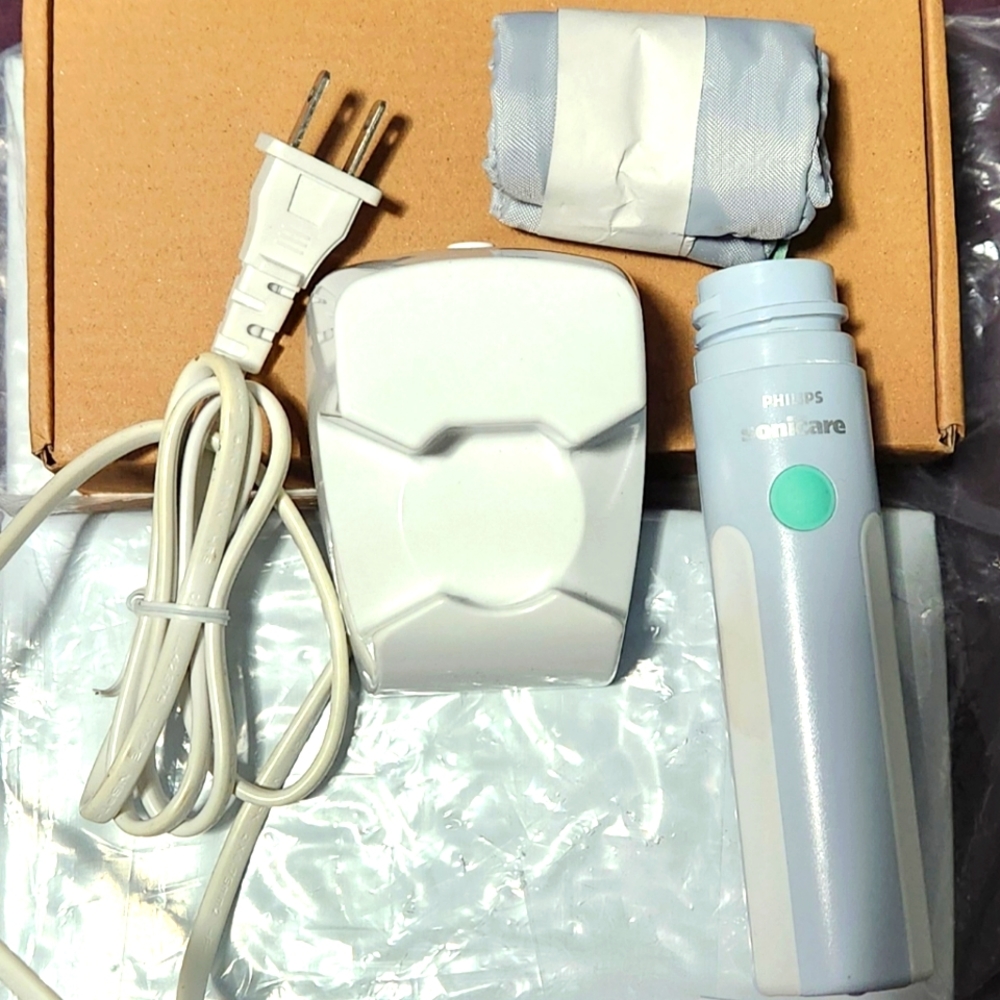 Philips Sonicare Electric toothbrush, charger, travel bag, and 24 head replaceme